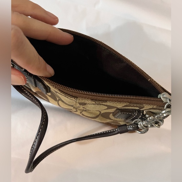 COACH Gorgeous Wristlet!! Coach Signature with brown suede ✨🤩 5013 - Picture 5 of 7
